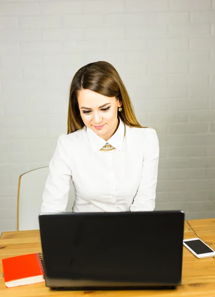 Junge hübsche Geschäftsfrau mit Notizbuch im Büro — Stockfoto