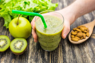 Kivi ile sağlıklı yeşil güler yüzlü, rustik ahşap arka plan üzerinde elma.