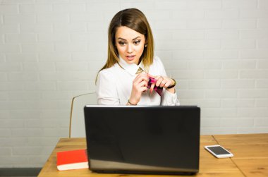 iş ve ofis kavramı - dizüstü bilgisayarını kullanarak sürpriz iş kadını.