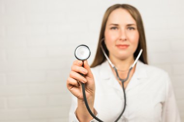 Elinde steteskop olan bir doktor.