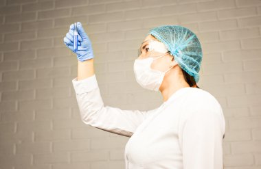 Laboratuarda test tüpü bakarak bilim adamı