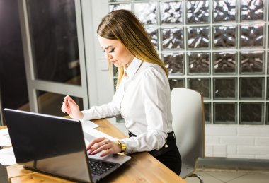 modern iş kadını ofiste