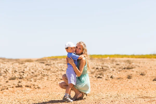 Amante mãe e filho abraçando ao ar livre no belo dia de verão . — Fotografia de Stock