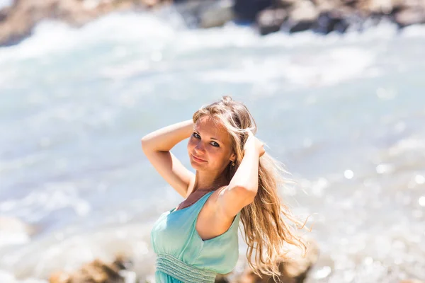 Mujer joven caminando en la playa — Foto de Stock