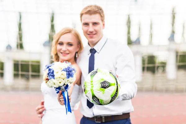 Championnat d'Europe de football concept. Couple de mariage sur le stade de football . — Photo