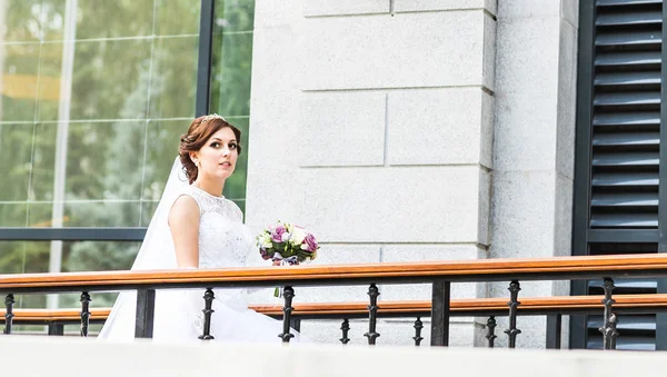 buket çiçek açık ile güzel bir gelin