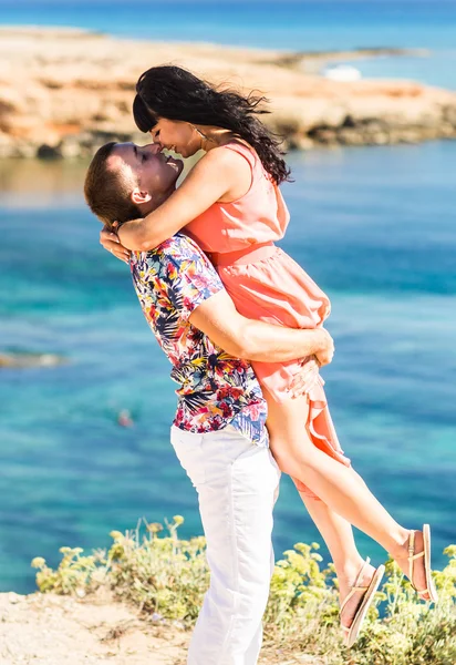 Couple romantique embrasser sur la plage — Photo