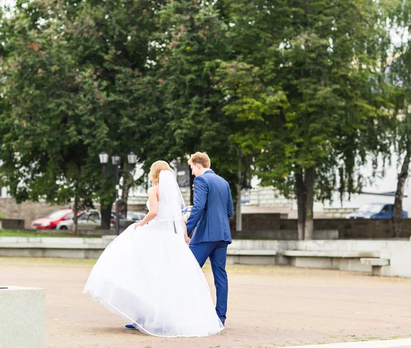 Mooie jonge bruidspaar buitenshuis — Stockfoto