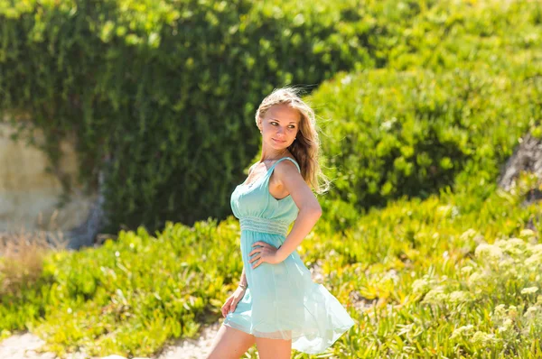 Portrait de jeune belle femme blonde, sur fond vert été nature — Photo