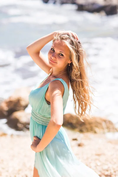 Güzel genç sarışın bir kadın açık havada dikey deniz ya da okyanus yakın — Stok fotoğraf