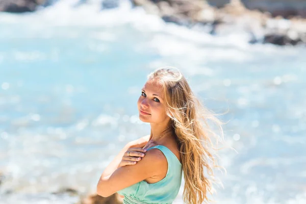 Hermosa joven rubia al aire libre retrato cerca del mar o el océano — Foto de Stock