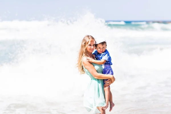 Retrato de madre e hijo feliz en el mar, al aire libre —  Fotos de Stock