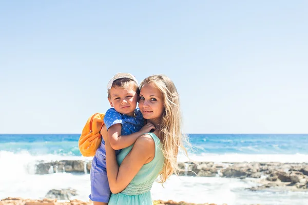 Retrato de mãe e filho felizes no mar, ao ar livre — Fotografia de Stock
