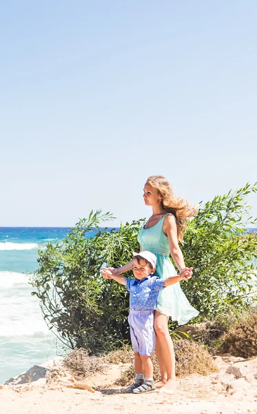 Mãe feliz com filho criança se divertindo ao ar livre no dia de verão — Fotografia de Stock