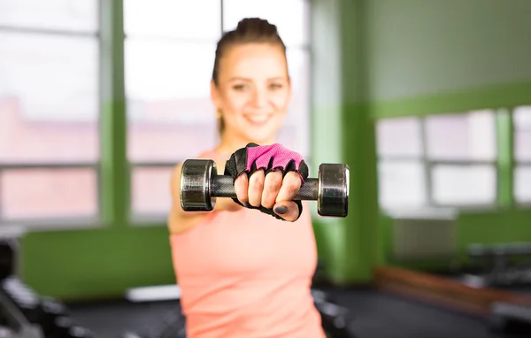 스포츠, 피트 니스, 보디 빌딩, 팀워크와 사람들 개념-체육관 기계에 근육을 flexing 젊은 여자 — 스톡 사진