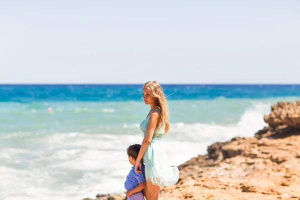 Retrato de mãe e filho felizes no mar, ao ar livre — Fotografia de Stock