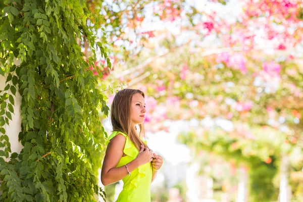 Portret van een mooie jonge Kaukasische vrouw buiten — Stockfoto