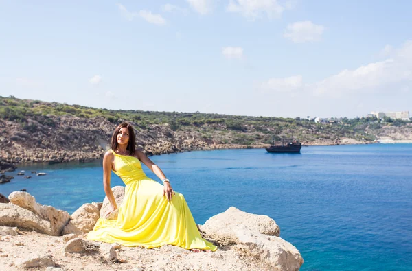 Mulher bonita em vestido amarelo na praia . — Fotografia de Stock