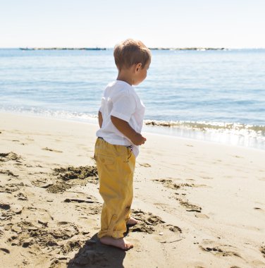 küçük çocuk güzel tropik Sahilde yürüyüş