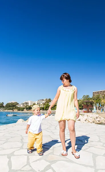 Mãe e filho na praia — Fotografia de Stock