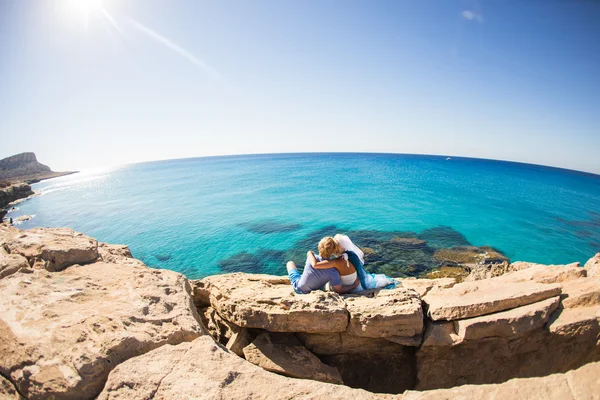 Homme et femme debout sur un rivage., embrassant couple d'amour — Photo