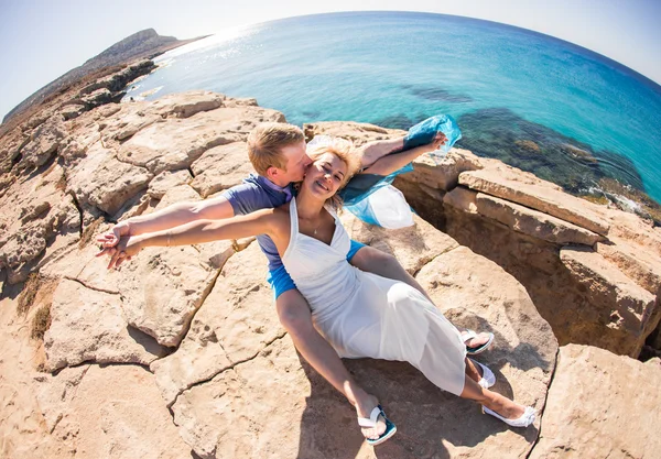 Man en vrouw staande op een kust., omarmen liefde paar — Stockfoto