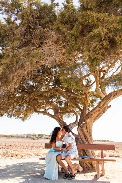 Bonito casal beijando ao ar livre em um dia ensolarado — Fotografia de Stock
