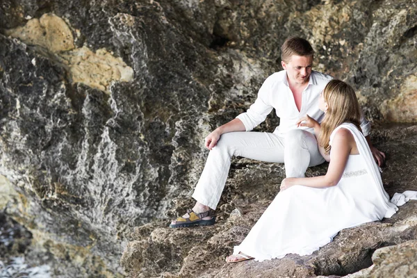 Jovem casal apaixonado ao ar livre — Fotografia de Stock