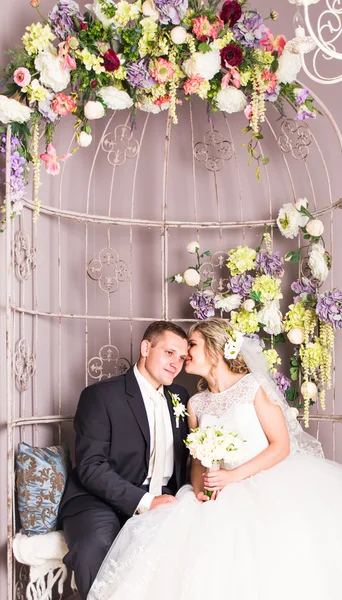 Casamento, bela noiva romântica e noivo Abraçando — Fotografia de Stock