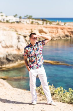 Kumsalda duran yakışıklı adam