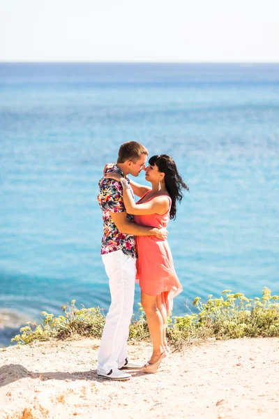 Romantique jeune couple sur la plage — Photo