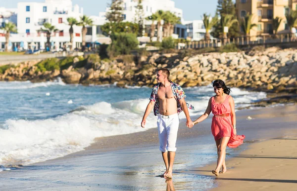 Coppia romantica passeggiando sulla spiaggia — Foto Stock