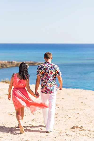 Casal segurando as mãos andando para fora — Fotografia de Stock