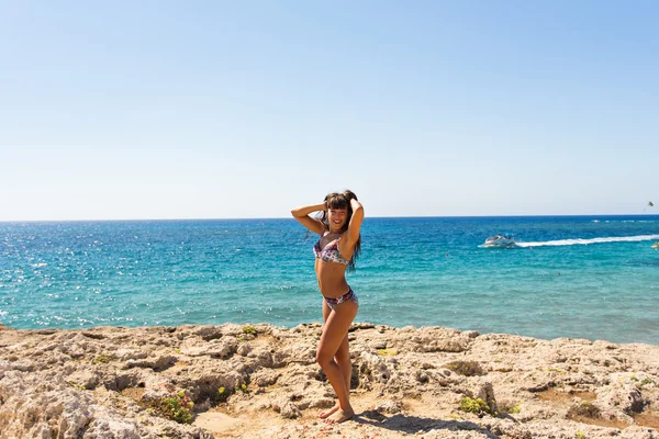 Joven hermosa chica en bikini traje de baño posando en la playa, modelo de moda, figura de fitness . — Foto de Stock