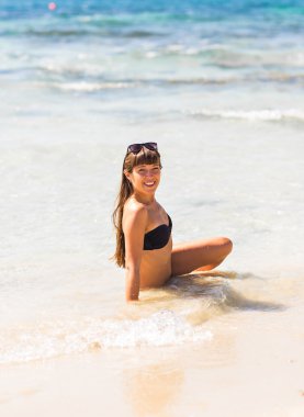 Çekici genç Kafkas kadın mayo plaj.