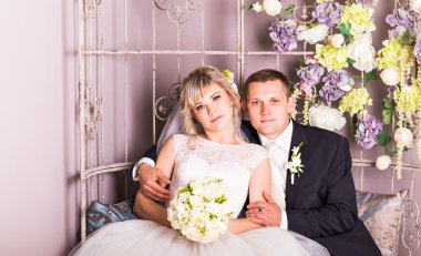 Damat ve gelin bir arada. Düğün çifti.