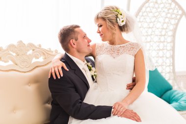 Damat ve gelin bir arada. Düğün çifti.