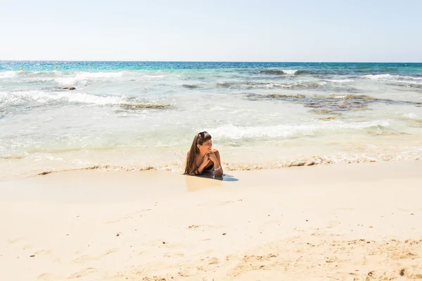 Mooie vrouw ontspannen op een strand paradise. — Stockfoto