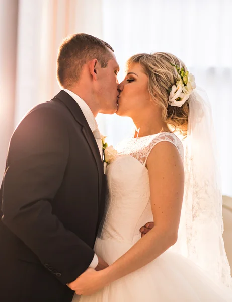 O noivo e a noiva juntos. Casamento casal. — Fotografia de Stock