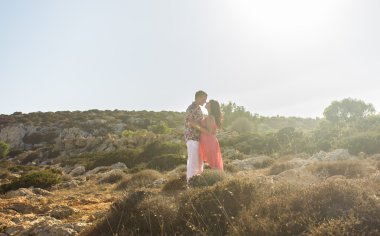 Sevgi, çekici bir adam ve kadının romantik akşam açık havada genç Çift