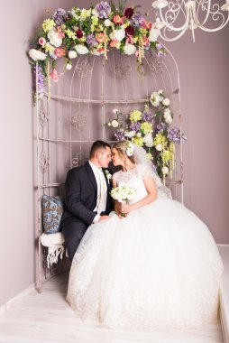 Damat ve gelin bir arada. Düğün çifti.