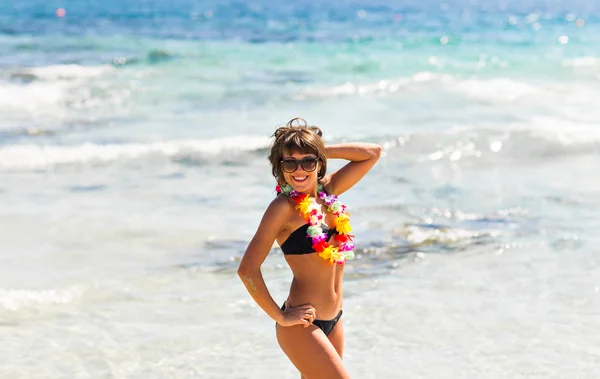 Mooie vrouw ontspannen op een strand paradise. — Stockfoto