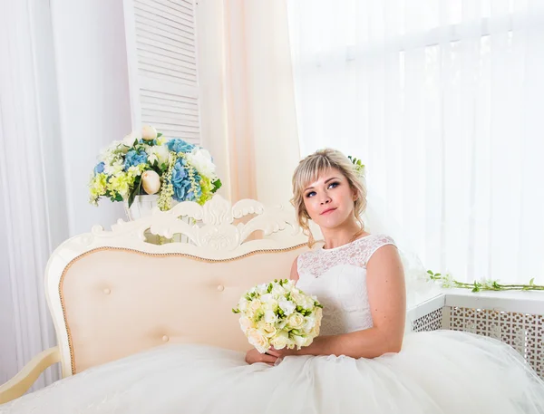 Portrét krásné nevěsty. Svatební šaty a dekorace — Stock fotografie