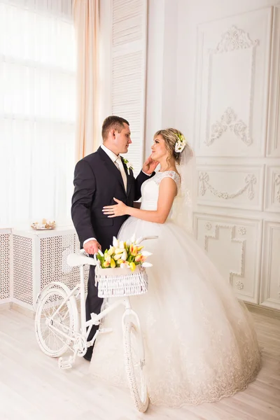 Brudgummen och bruden tillsammans. Bröllopspar. — Stockfoto