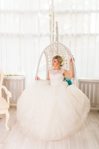 Porträt der schönen Braut. Hochzeitskleid und Dekoration — Stockfoto