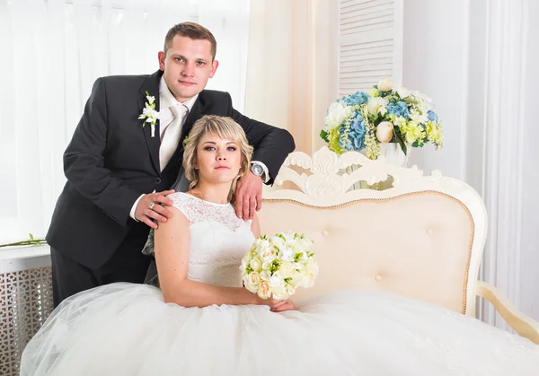 O noivo e a noiva juntos. Casamento casal. — Fotografia de Stock