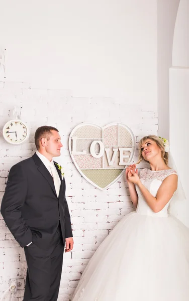 O noivo e a noiva juntos. Casamento casal. — Fotografia de Stock