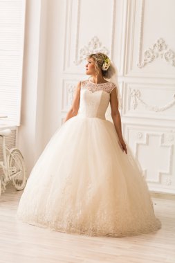 Güzel gelin düğün gününde poz veriyor