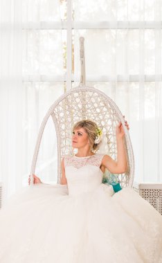 Güzel gelin düğün gününde poz veriyor