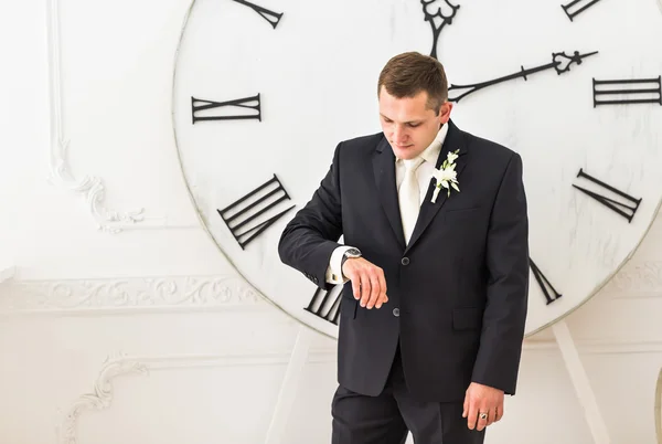 Zakenman controleert de tijd tijdens zijn dienst — Stockfoto